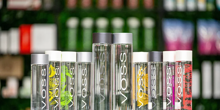 Dizajnové fľaše vody VOSS v sklenenom aj PET prevedení