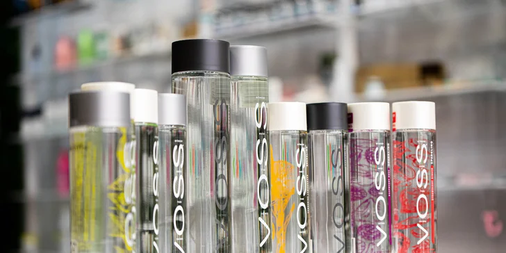Dizajnové fľaše vody VOSS v sklenenom aj PET prevedení