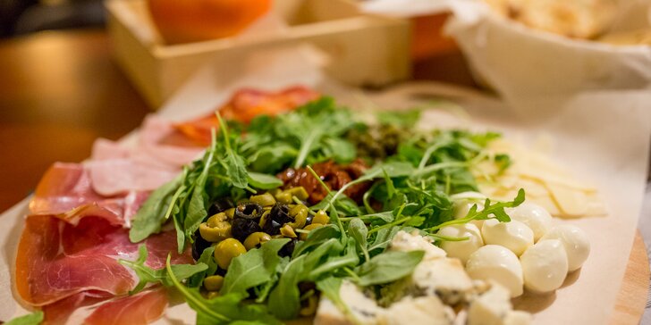 Zdravý šalát či obložený tanier plný lahôdok v pizzerii Borsalino