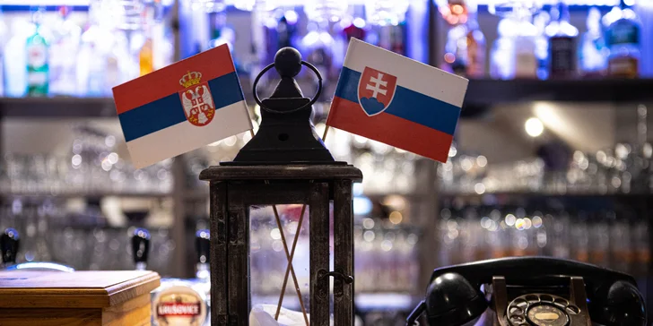 Misa plná domácich zabíjačkových špecialít v srbskej reštaurácii