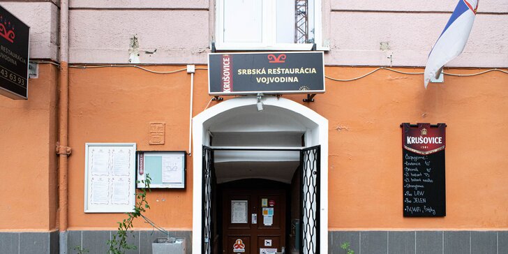 Misa plná domácich zabíjačkových špecialít v srbskej reštaurácii