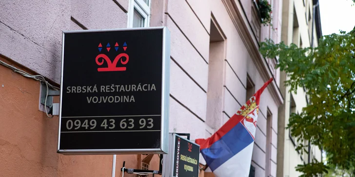 Misa plná domácich zabíjačkových špecialít v srbskej reštaurácii