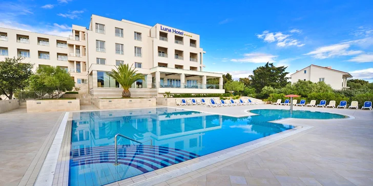Dovolenka na ostrove Pag - 4* hotel priamo pri pláži, bazény a chutná polpenzia