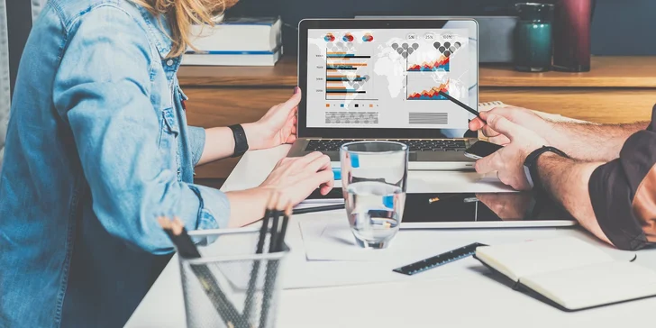 Vydláždite si cestu k úspechu s online kurzmi marketingu, manažmentu či IT