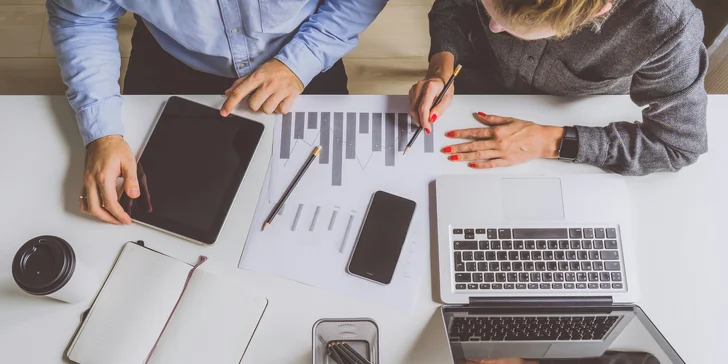 Vydláždite si cestu k úspechu s online kurzmi marketingu, manažmentu či IT