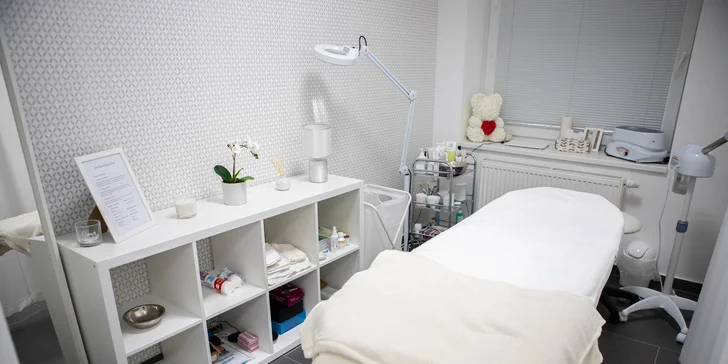 Suchá alebo mokrá pedikúra s diagnostikou a ošetrením problémovej časti