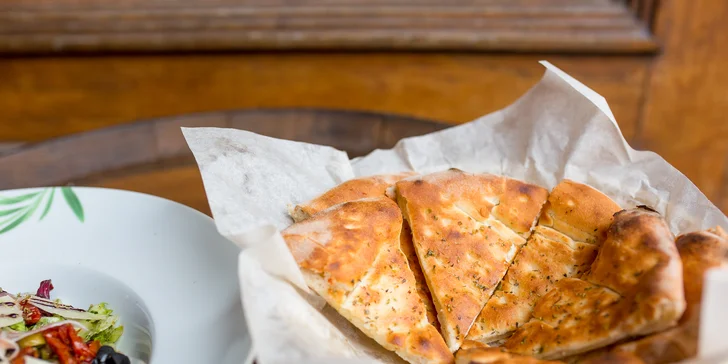 Zdravý šalát či obložený tanier plný lahôdok v pizzerii Borsalino