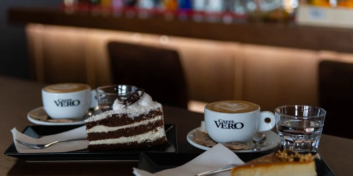 Lahodná káva, čokoláda alebo čaj s koláčom pre 1 alebo 2 osoby