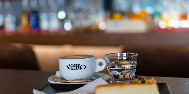 Lahodná káva, čokoláda alebo čaj s koláčom pre 1 alebo 2 osoby