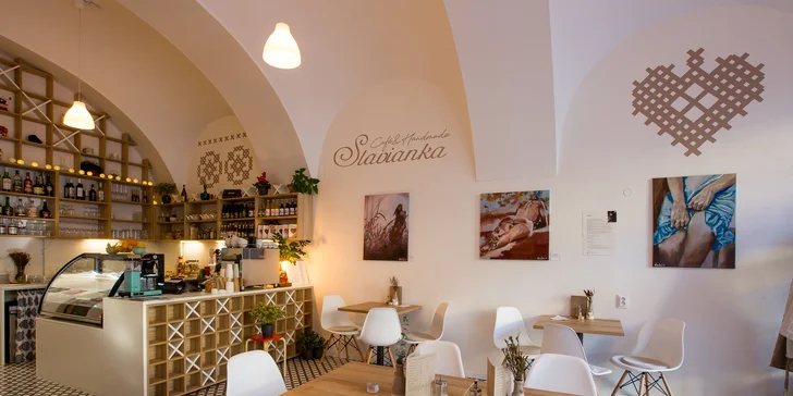 Lahodná káva, čokoláda, Prosecco či sekt spolu s koláčikom v Slavianke