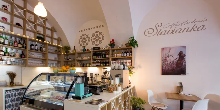 Lahodná káva, čokoláda, Prosecco či sekt spolu s koláčikom v Slavianke