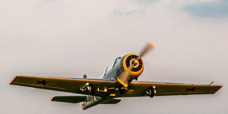 Úchvatný akrobatický let v lietadle YAK 52 či Zlín Tréner Z26