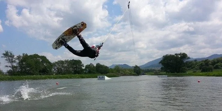 Hodina wakeboardingu v areáli vodného slalomu