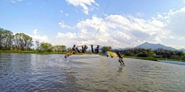 Hodina wakeboardingu v areáli vodného slalomu