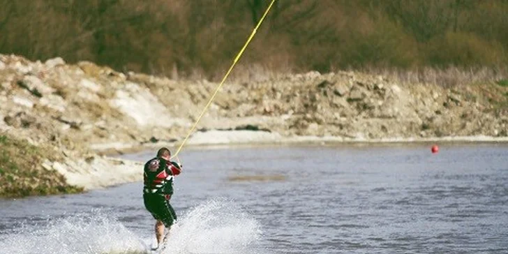 Hodina wakeboardingu v areáli vodného slalomu