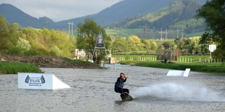 Hodina wakeboardingu v areáli vodného slalomu