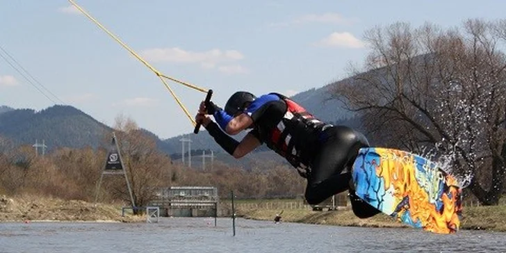 Hodina wakeboardingu v areáli vodného slalomu