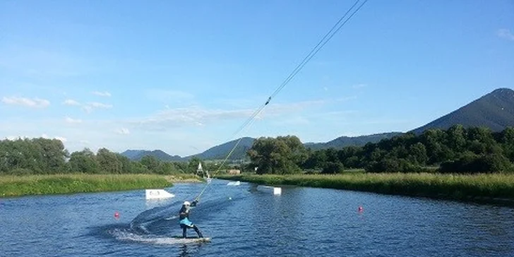 Hodina wakeboardingu v areáli vodného slalomu