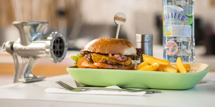 Domáci hovädzí burger slovenskej kvality u Starého mäsiara