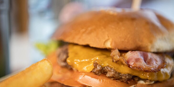 Domáci hovädzí burger slovenskej kvality u Starého mäsiara