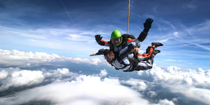 Tandemové aj sólo zoskoky padákom z lietadla z výšky až 4000 m