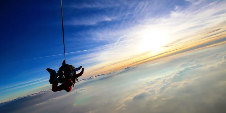 Tandemové aj sólo zoskoky padákom z lietadla z výšky až 4000 m