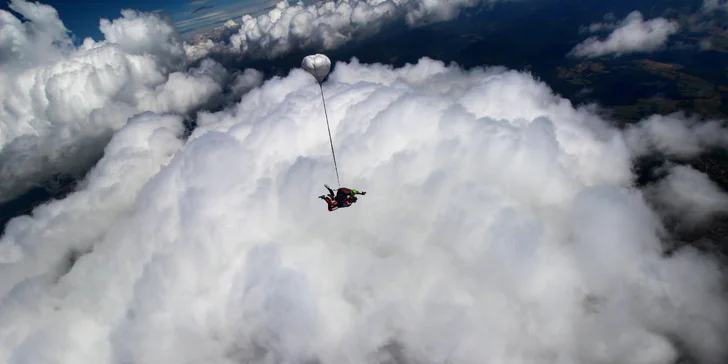 Tandemové aj sólo zoskoky padákom z lietadla z výšky až 4000 m