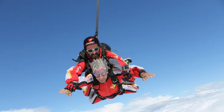 Tandemové aj sólo zoskoky padákom z lietadla z výšky až 4000 m