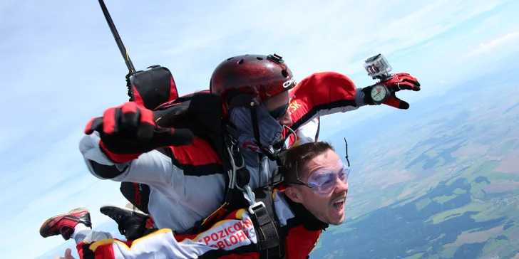 Tandemové aj sólo zoskoky padákom z lietadla z výšky až 4000 m