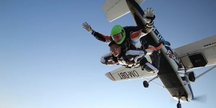 Tandemové aj sólo zoskoky padákom z lietadla z výšky až 4000 m