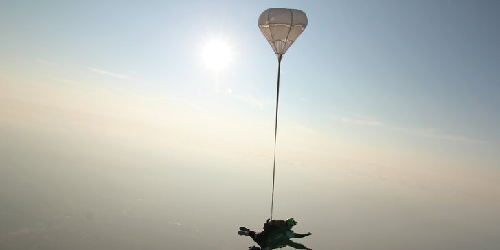 Tandemové aj sólo zoskoky padákom z lietadla z výšky až 4000 m