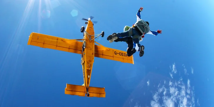 Tandemové aj sólo zoskoky padákom z lietadla z výšky až 4000 m
