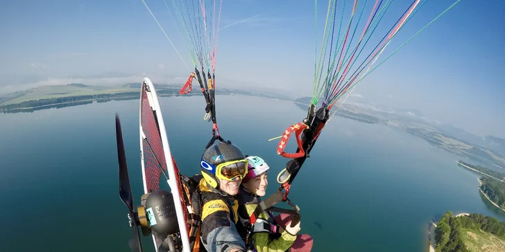 Zábava a adrenalín s motorovým alebo akrobatickým paraglidingom