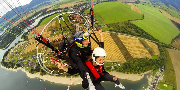 Zábava a adrenalín s motorovým alebo akrobatickým paraglidingom