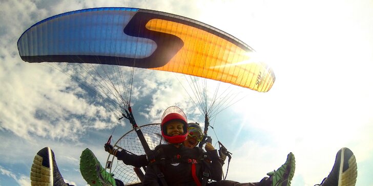 Zábava a adrenalín s motorovým alebo akrobatickým paraglidingom