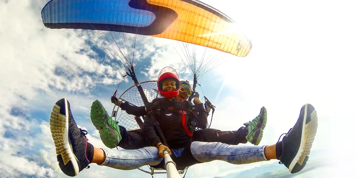 Zábava a adrenalín s motorovým alebo akrobatickým paraglidingom