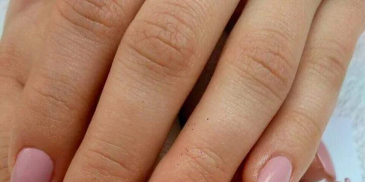 Prvotriedne nechty s manikúrou, pedikúrou a gél lakom v Beauty Bar