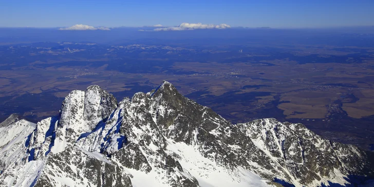 Tandemové aj sólo zoskoky padákom z lietadla z výšky až 4000 m