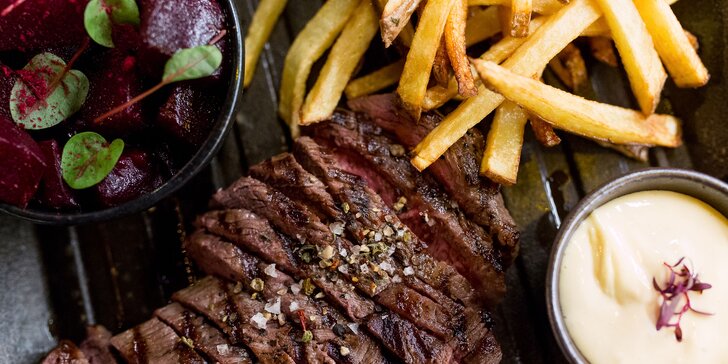 250 g Hovädzí Denver steak s pečenou cviklou a hranolčekmi