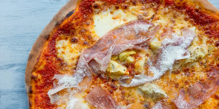 Chrumkavá pizza pečená na dreve