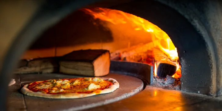 Chrumkavá pizza pečená na dreve