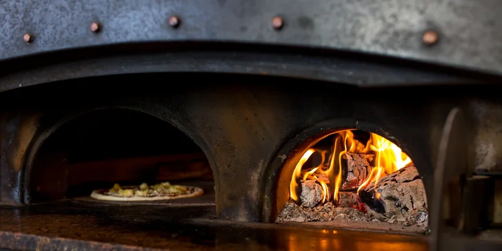 Chrumkavá pizza pečená na dreve