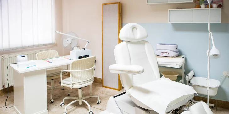 Prvotriedne nechty s manikúrou, pedikúrou a gél lakom v Beauty Bar