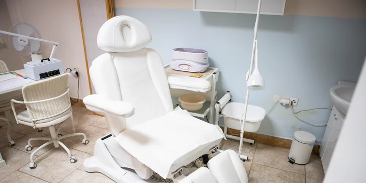 Prvotriedne nechty s manikúrou, pedikúrou a gél lakom v Beauty Bar