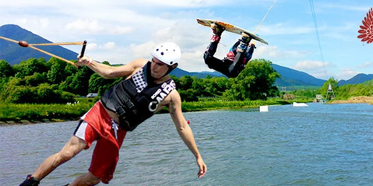 Hodina wakeboardingu v areáli vodného slalomu