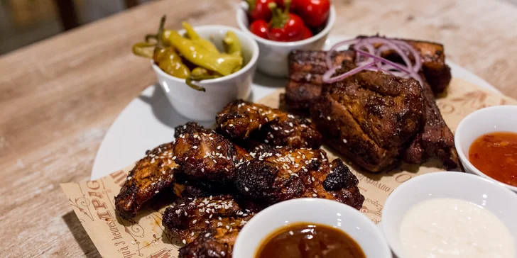 1 kg originálnych BBQ krídeliek a rebierok s chlebom a oblohou