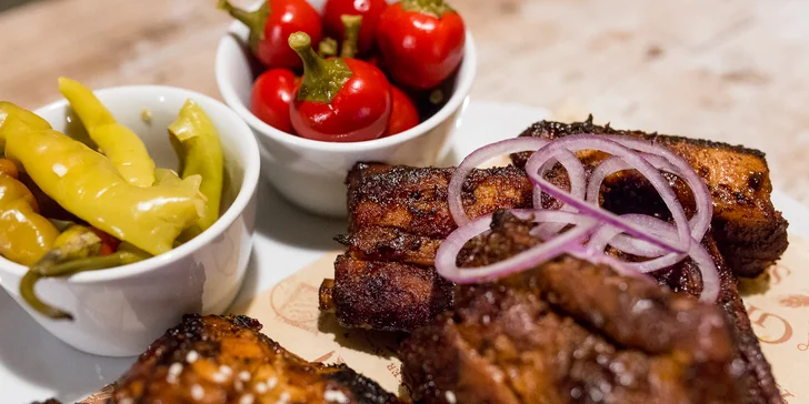 1 kg originálnych BBQ krídeliek a rebierok s chlebom a oblohou