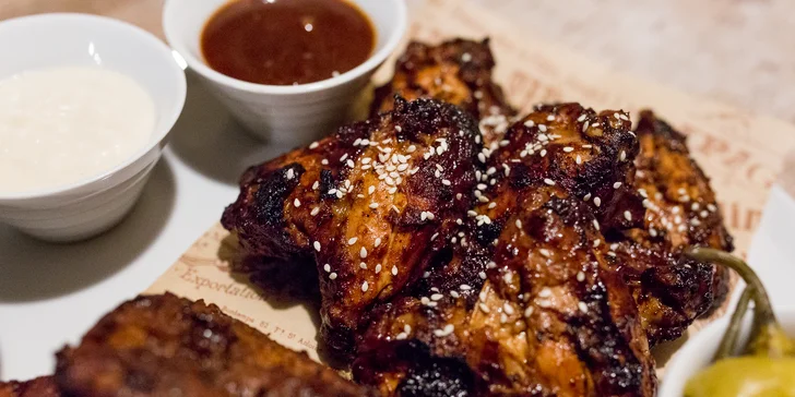 1 kg originálnych BBQ krídeliek a rebierok s chlebom a oblohou