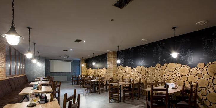 Burger pripravovaný na drevenom uhlí s hranolčekmi a nápojom