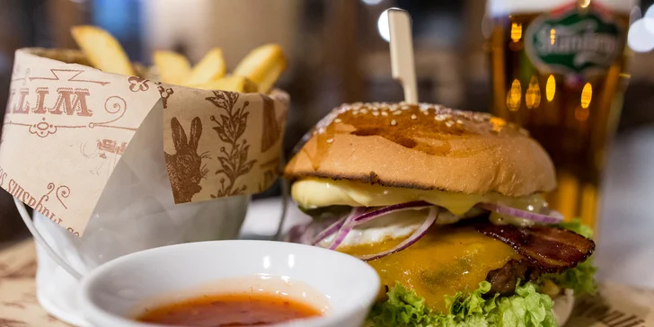 Burger pripravovaný na drevenom uhlí s hranolčekmi a nápojom